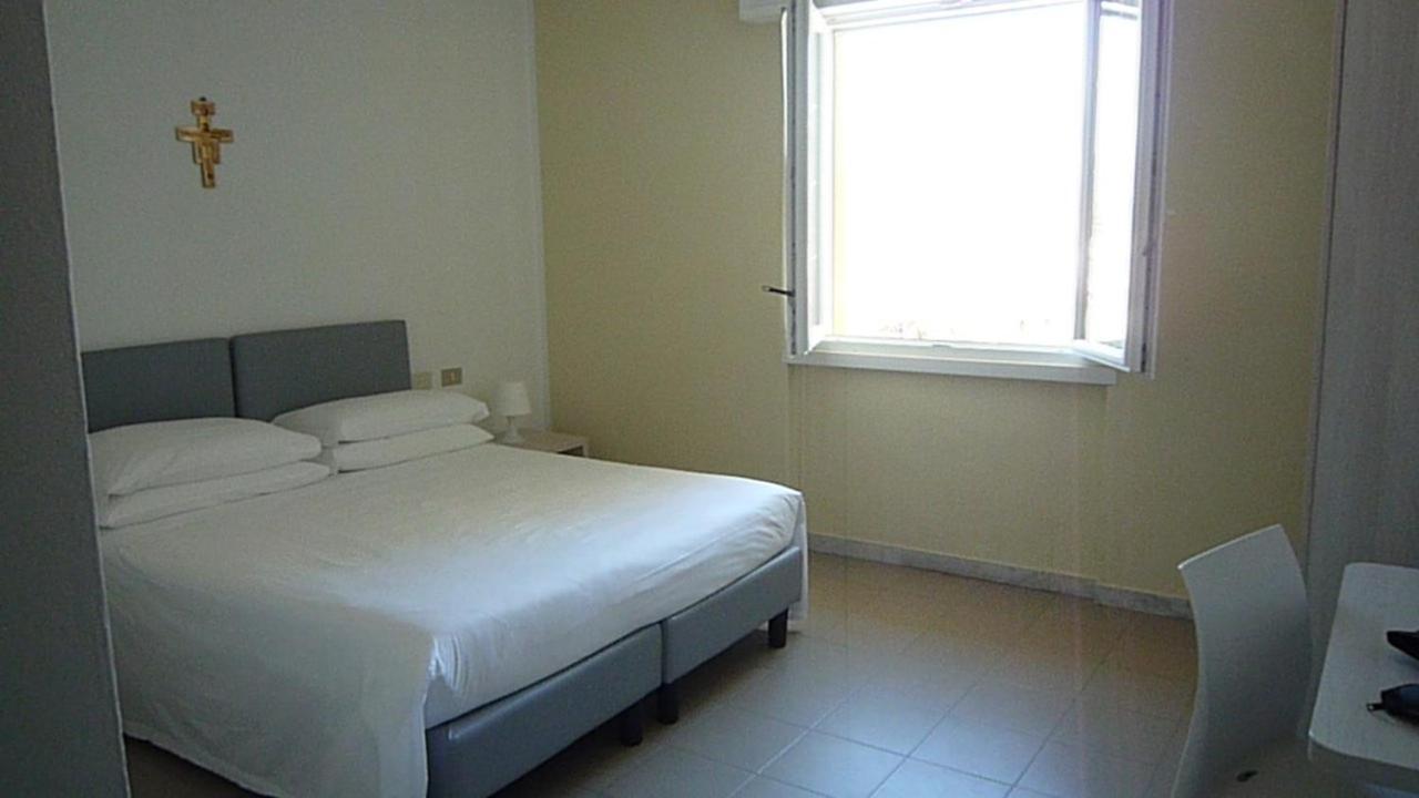 Casa F.A.C.I Hotel Marina di Massa Eksteriør billede