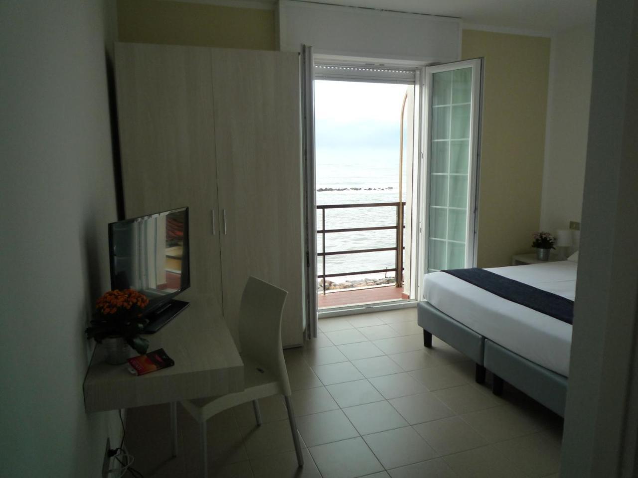 Casa F.A.C.I Hotel Marina di Massa Eksteriør billede