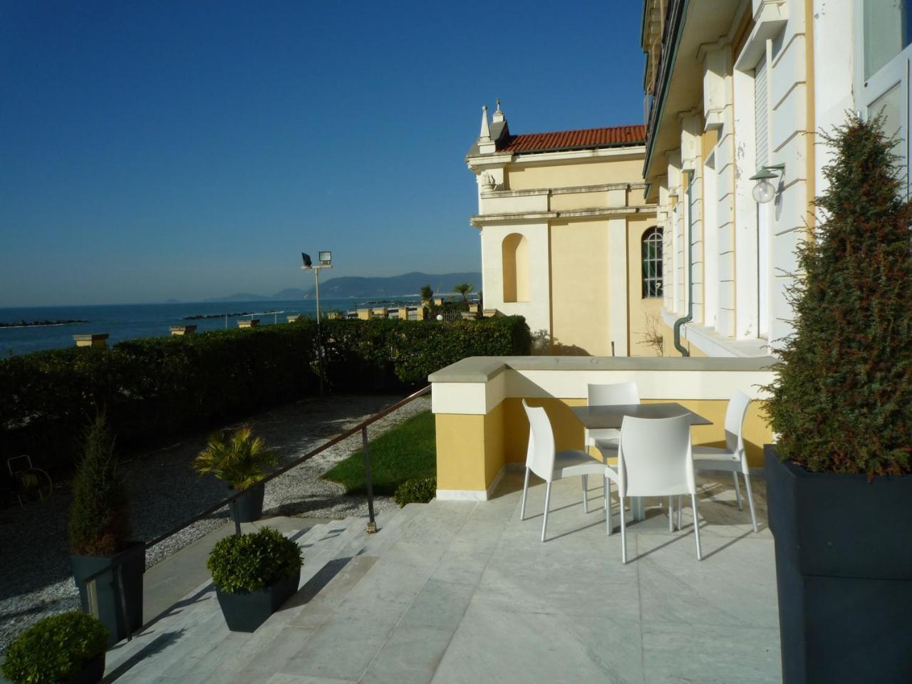 Casa F.A.C.I Hotel Marina di Massa Eksteriør billede
