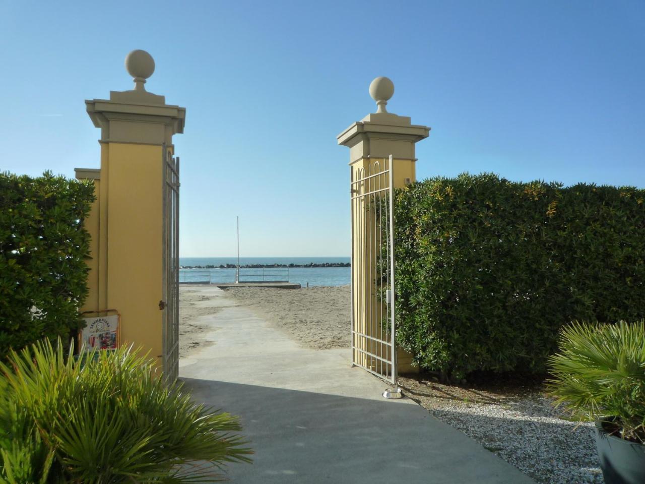 Casa F.A.C.I Hotel Marina di Massa Eksteriør billede